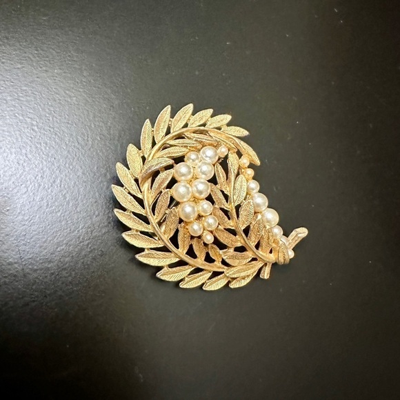 UNMARKED,VINTAGE BROOCH WITH GOLD LEAF DESIGN & WHITE PEARLS. IN GOOD CONDITION - Picture 1 of 5